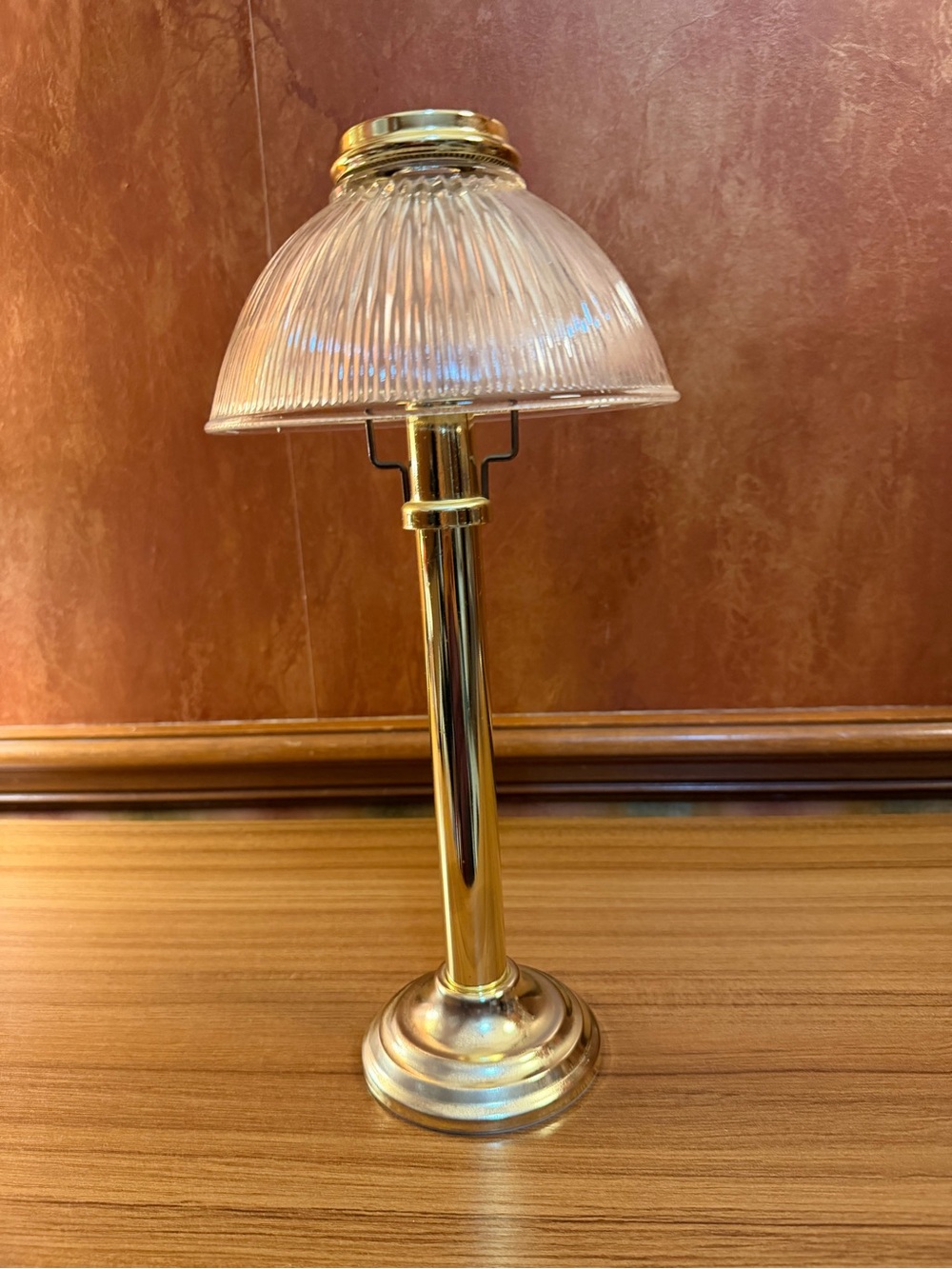 PARTYLITE BRASS GASLIGHT SPRING-LOADED CANDLE HOLDER WITH FLUTED GLASS SHADE